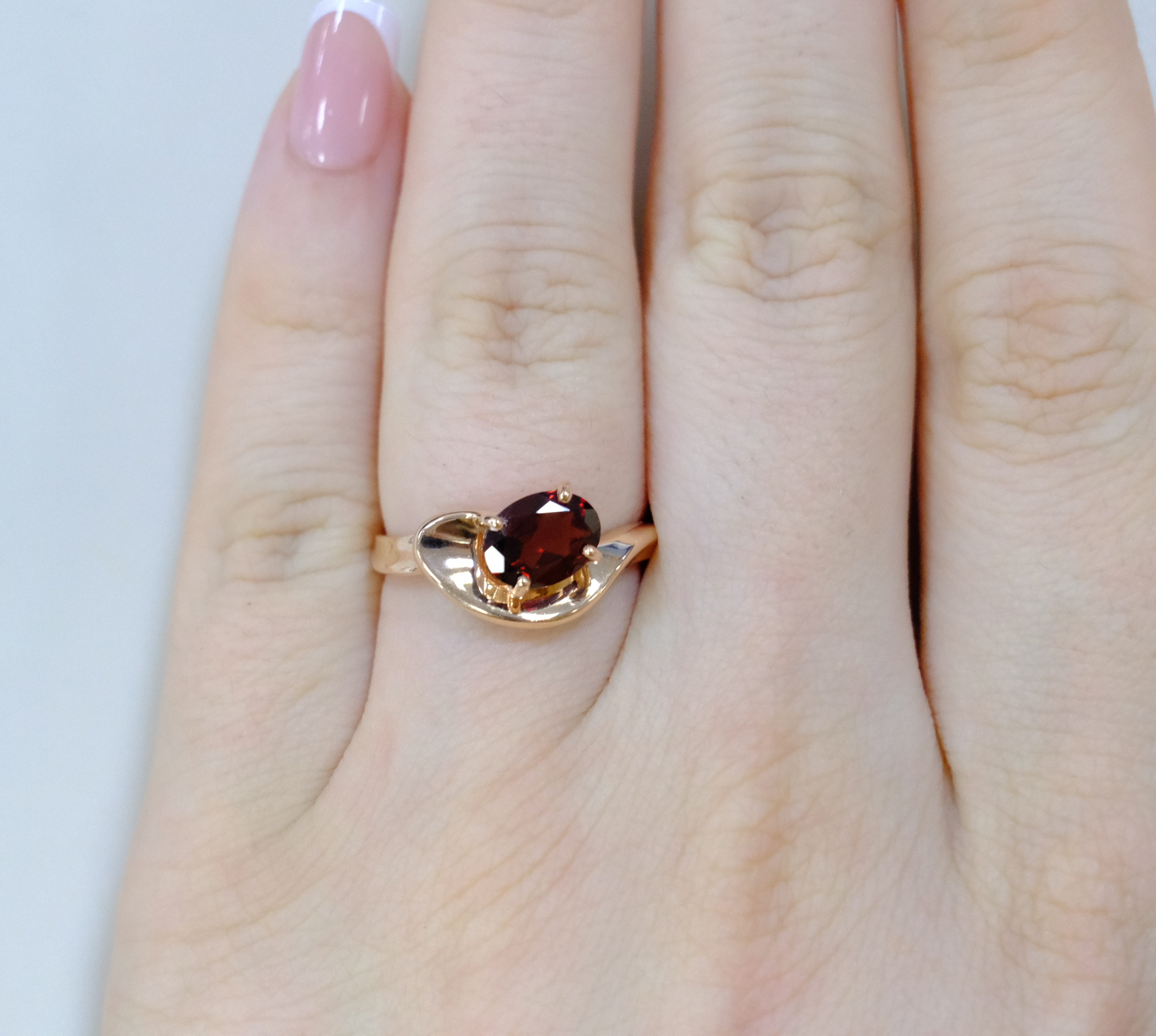 Серебряное кольцо с гранатом